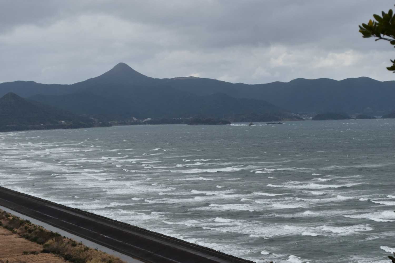北風が強い。
海鳴りが聞こえる。