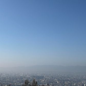 黄砂が…😢
真ん中に京都タワーがぼんやり見えてる