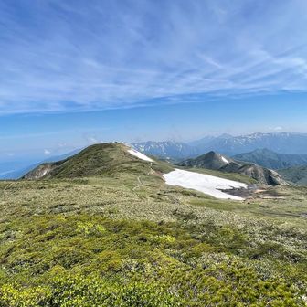 新潟県の山々も確認できる