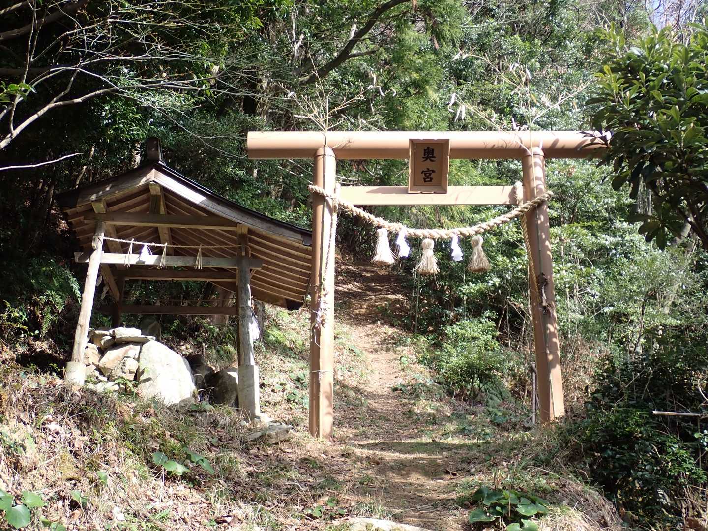 奥宮の鳥居と手水場