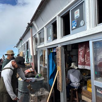 ご来光登山でも飲み物は必須　赤磐八号館さんのおかげで助かりました