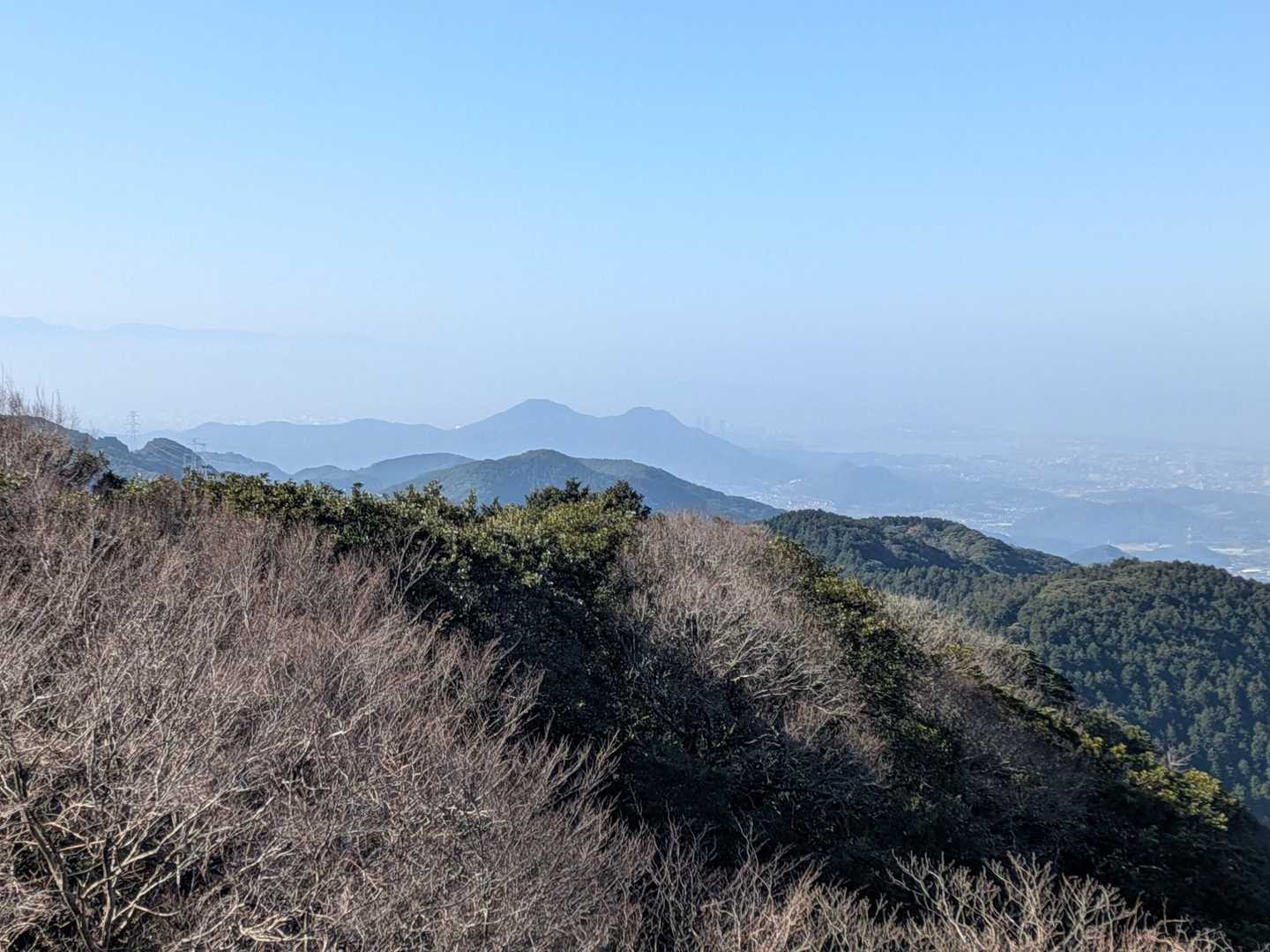 今日は黄砂の影響があり空気が濁っていますが、立花山方面の景色がきれいです。
