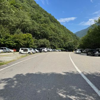 下山時でも駐車場は7割位埋まってました。この登山口は日帰りの方は少なくて上で泊まる方が多いんでしょうね。満車の場合にはこの下にある七倉ダムの前の駐車場に置いてここまで30分くらい歩いて登ってこなければなりません。土日などの混雑日に来られる予定の方は信濃大町駅から裏銀バスも運行されているのでそちらも検討されては如何でしょうか？
↓↓↓↓↓↓↓↓↓↓（裏銀座登山バスHP）
https://uraginzabus.com/

今回も最後までご覧頂きありがとうございました😊