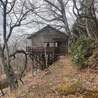 ここに宿泊。貸し切りだとヘタなビジネスホテルより快適だけど、楽しみにしてた薪ストーブをやる元気が残ってなかった。