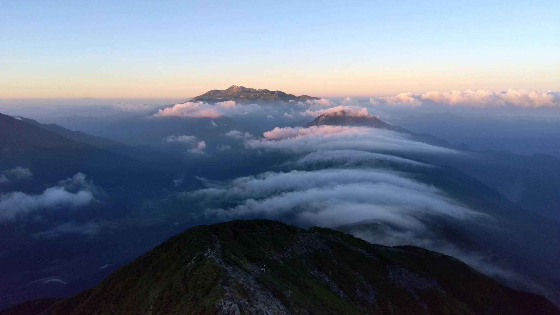 朝日が乗鞍岳を照らす