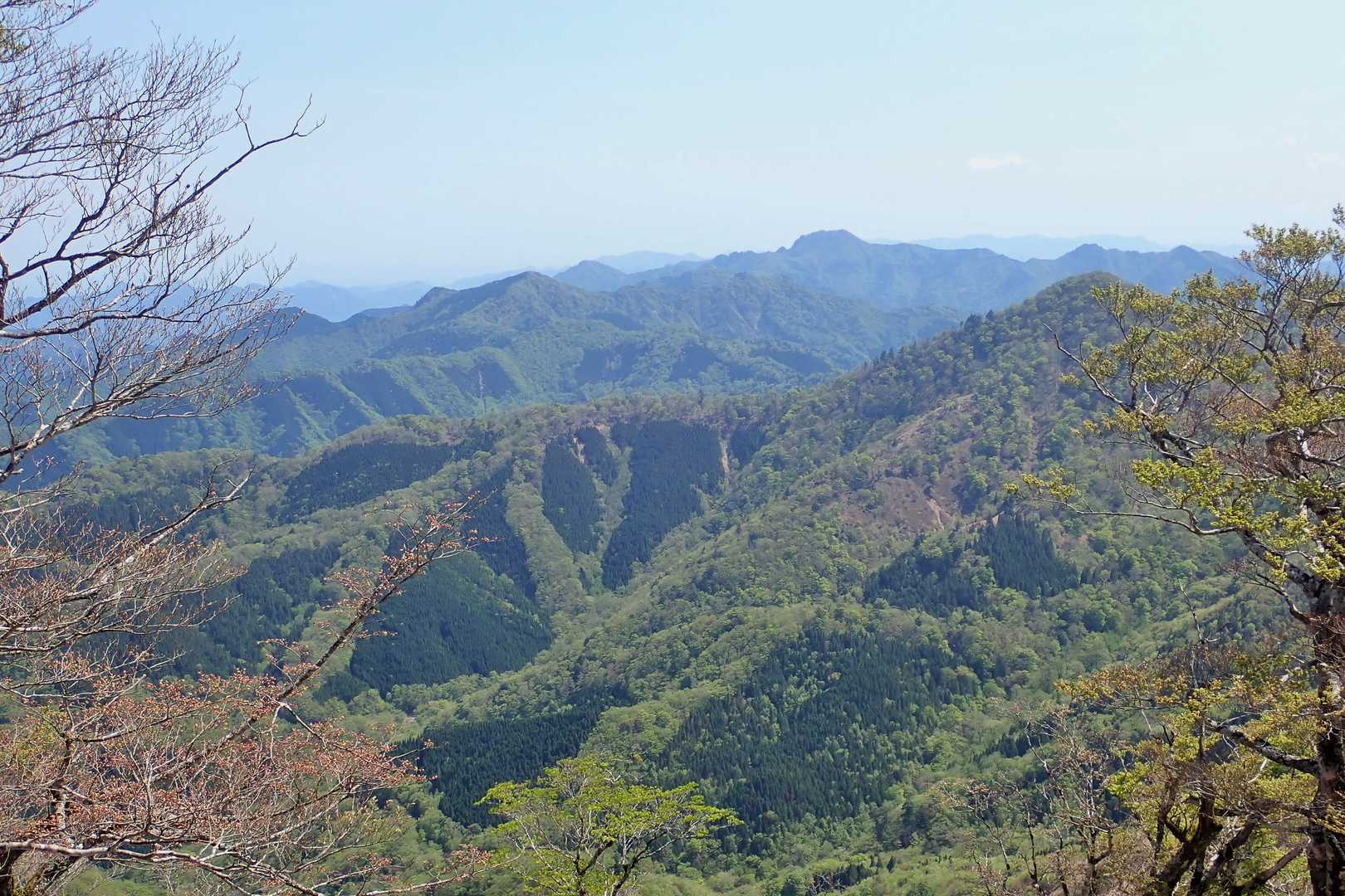 南奥駈道。右奥にある、笠を伏せたような、台形の笠捨山の手前に、スタートした行仙岳があります。
そこから、ずっと途切れることなく、この足元の尾根まで繋がっている南奥駈道。よく歩いてきたなぁと、稜線を見つめてしまいます。
この道を切り開いたという役行者さんがたどった同じ道を歩いてるのが、まだ信じられない気持ちです。