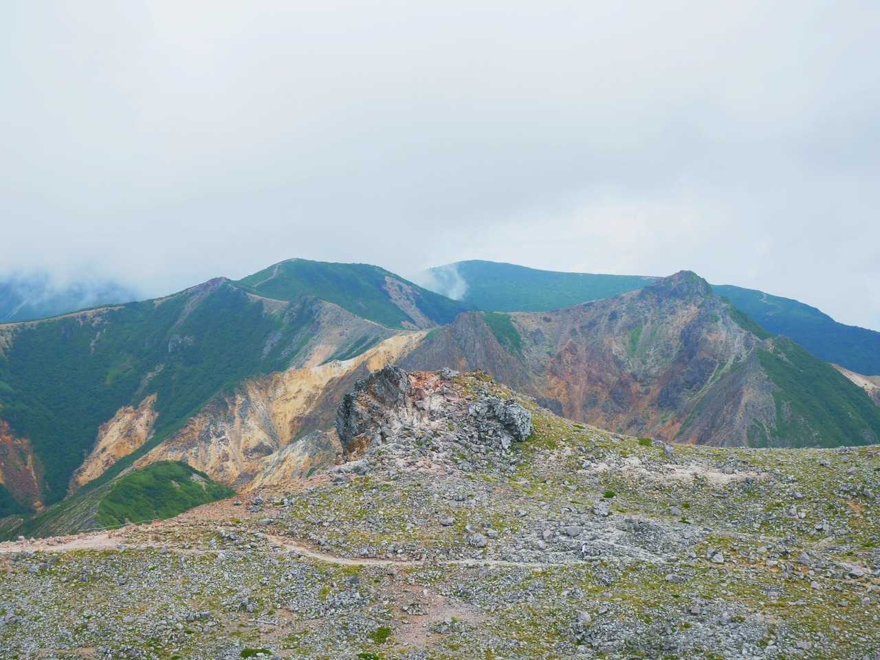 那須の雄大な山並みを一望、なだらかな緑の絨毯をのんびり進む雲上の旅の写真