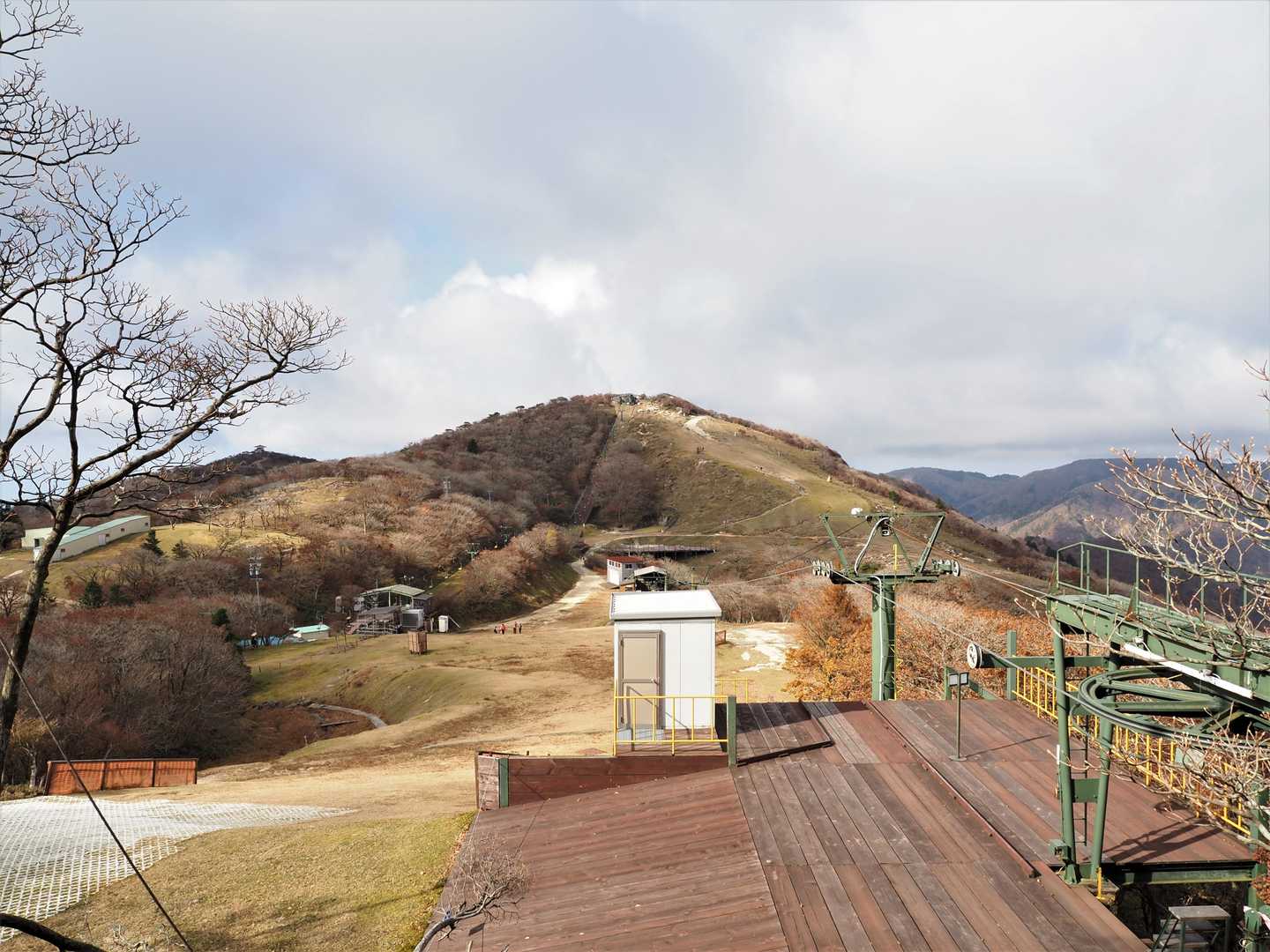 目指す御在所岳山頂。