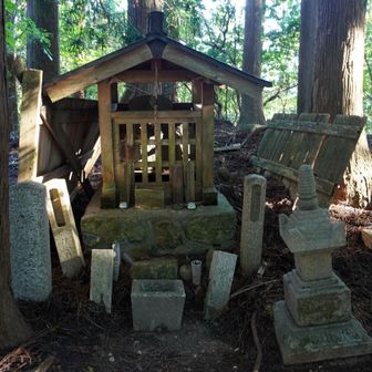 転軸山 山頂
この祠には、明和8(1771)年に造立された、五輪塔を持った弥勒菩薩が祀られている