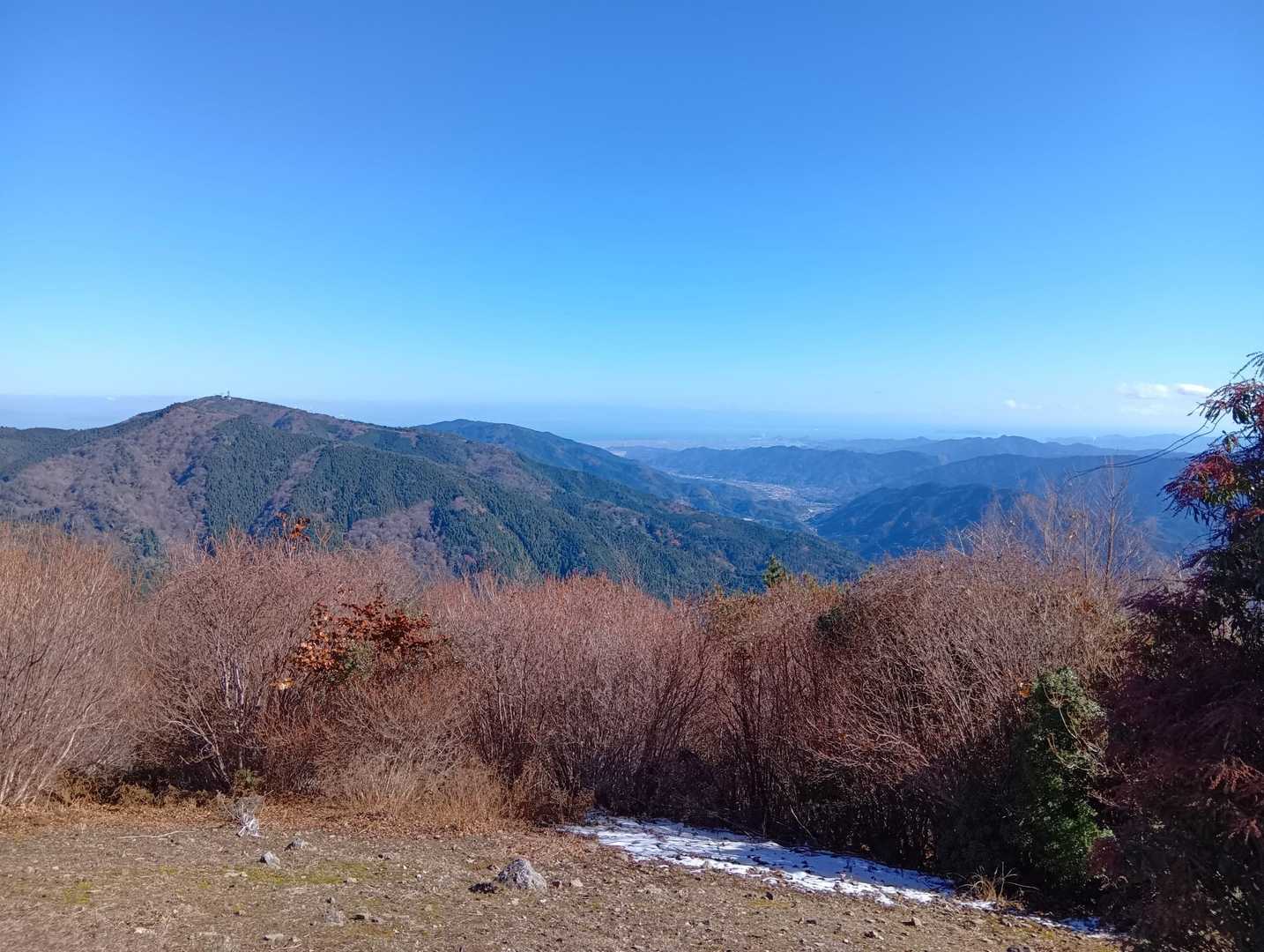 ここまで登山者には出会わず。しかし犬連れの１名が歩かれている足跡🐾が👀