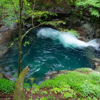 少し進むと渓谷エリアへ
三重の滝
エメラルドグリーン✨️

ここ辺りから更に空気が涼しいです♪