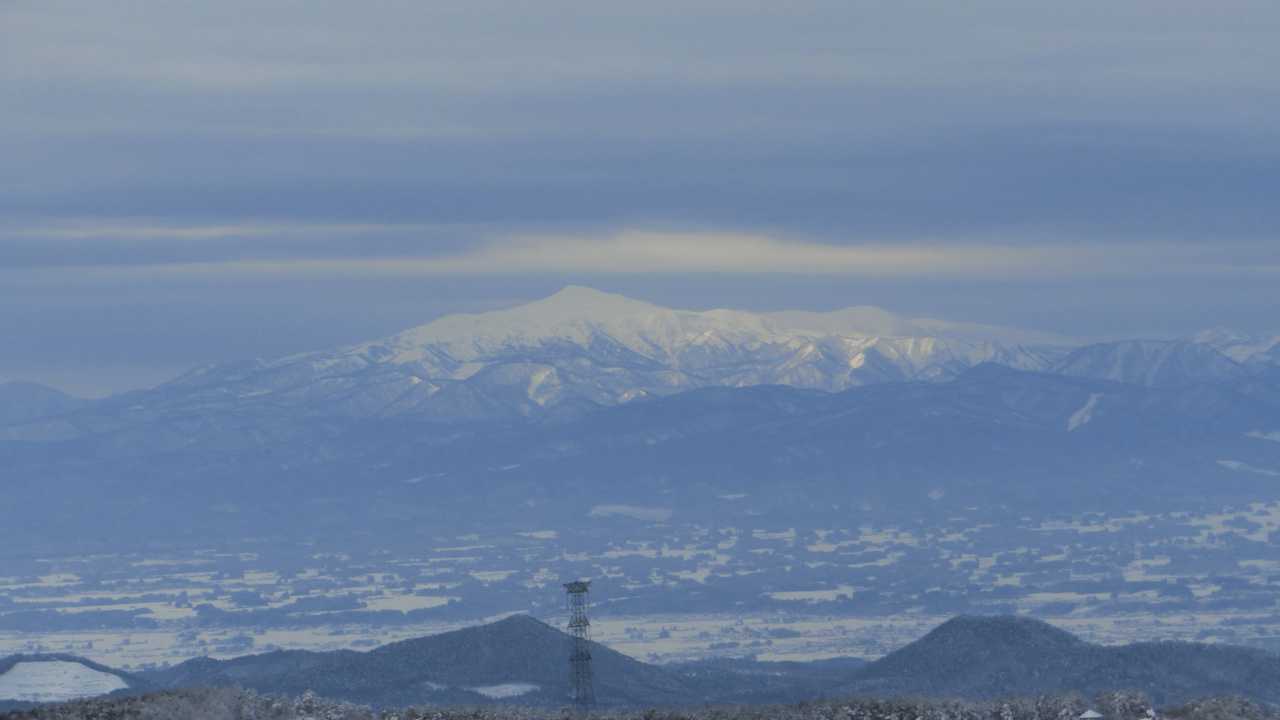 南西に栗駒山。ここからしっかりと見えたの初めてかも
