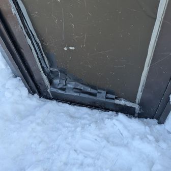 不細工だけど少しダクトテープ貼っておきました。多少は雪が入り辛くなるとよいな。
扉の外から中の雪どかさないと開かない場合あるので、このダクトテープは遠慮なく剥がしてください