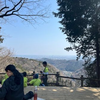 きょうは暖かく、展望台からの眺めも、すっかりかすんでいます