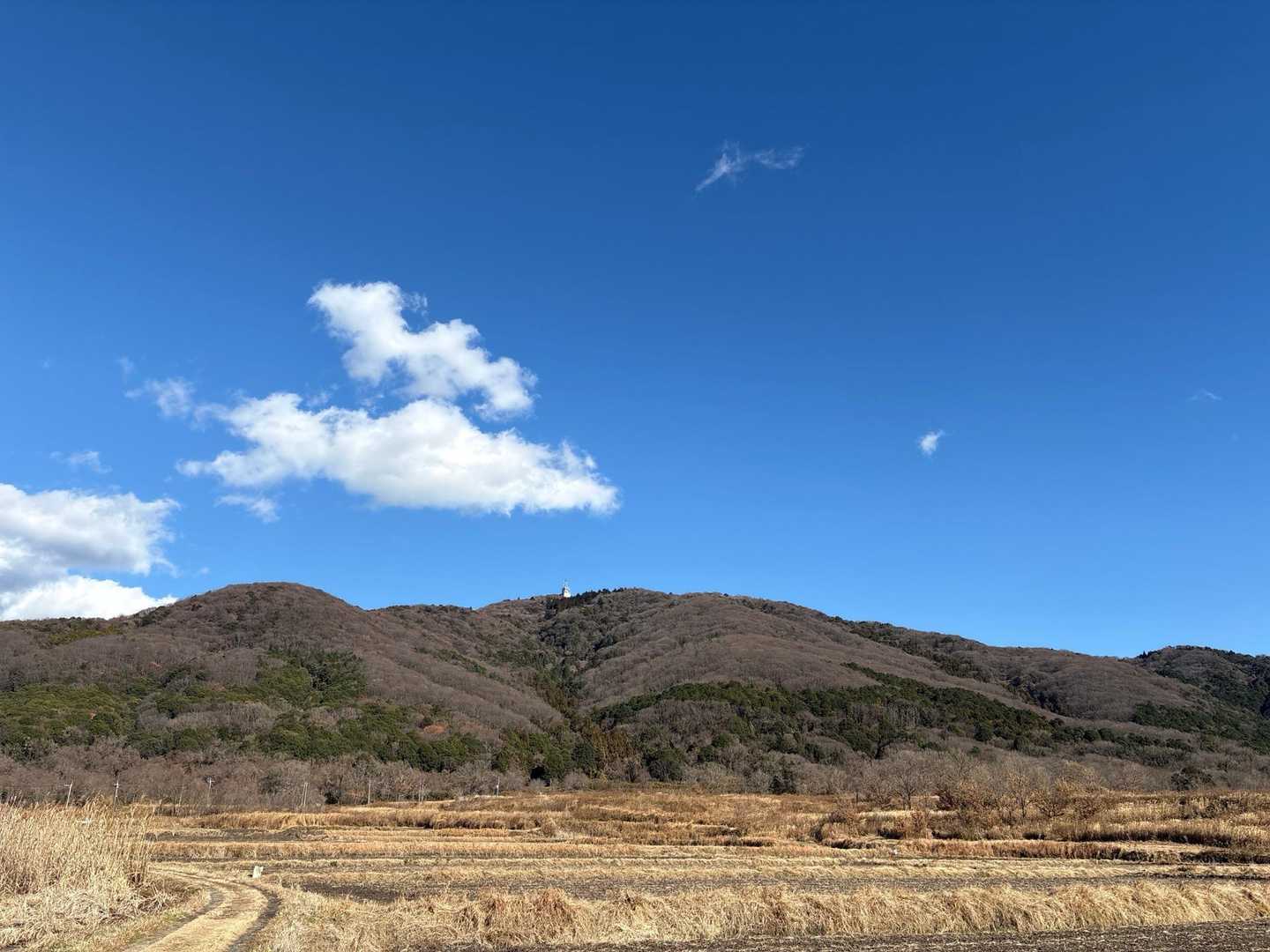 青空だー！
麓から眺める宝篋山は
久しぶりです