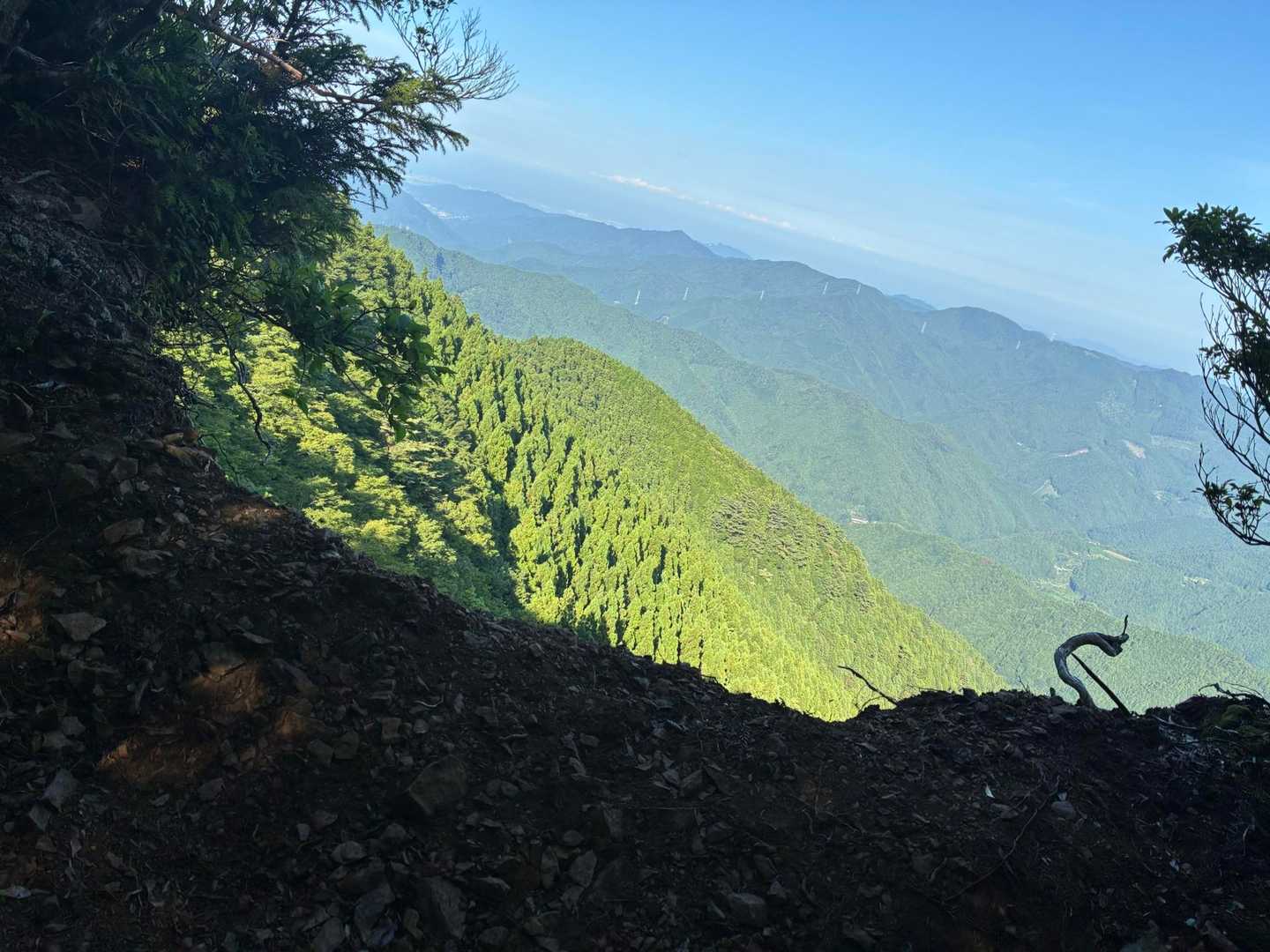 西峰⛰️見晴らし良いが、下が怖すぎてすぐに退散💨