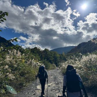 青木鉱泉に戻るデコボコ道を歩いてあと少し
前を歩くお二人さん2日間ありがとう〜