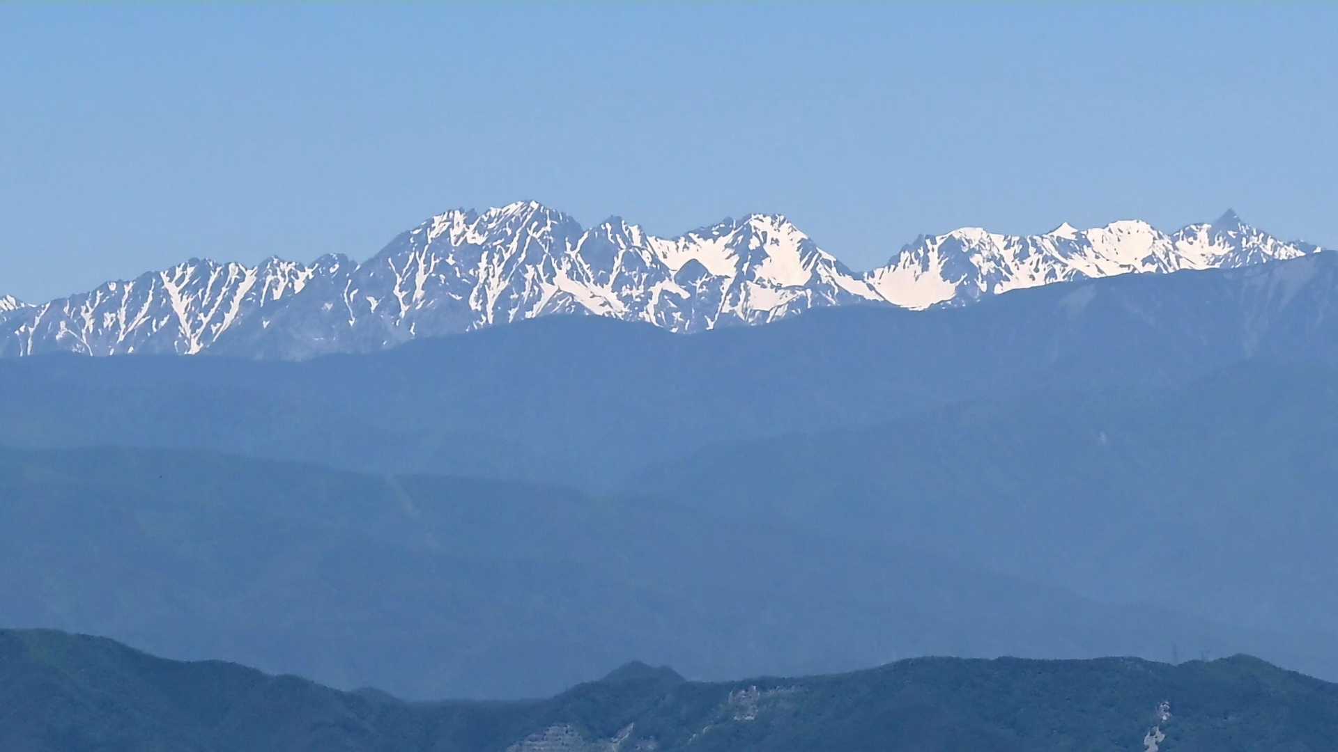 穂高連峰右端に槍ヶ岳