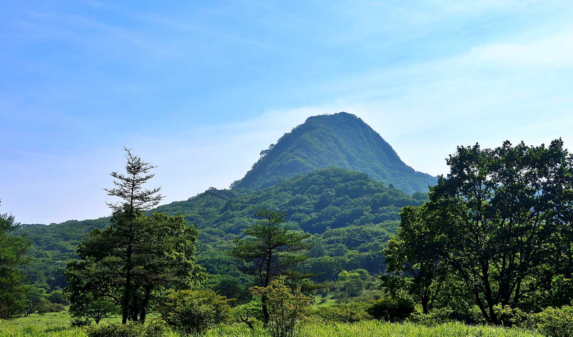 草原から見上げると・・・
あの・・急峻なピーク😱
あれが・・相馬山ですか🙌💖
かなりの急傾斜・・・登れるのかなぁ～😫😅
榛名山の案内人フローラさん・・「大丈夫、はしごを3つ登れば直ぐですよ🙌」
・・ならば頑張ろう！
🎵どこまでも行こう
　 道は険しくとも 
　 口笛を吹きながら
　 歩いて行こう
　（どこまでも行こう：ブリジストン）
