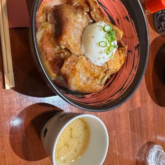 まずは箱根BOOTEAで温玉豚丼