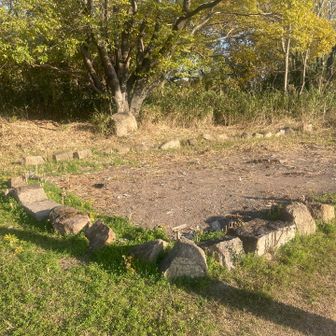 春辺山（32.64ｍ）
山頂には、2012年に郷土史研究グループ「妹尾を語る会」が、兼康を偲ぶことのできる場所を設けようと、この場所を居城跡と見立て、整備した跡が残され