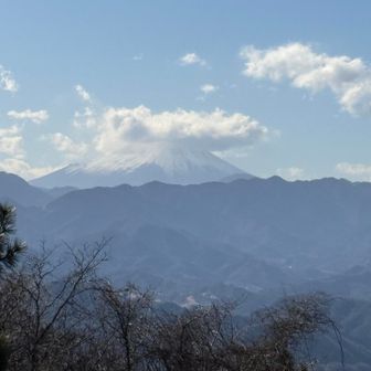 小仏城山からの富士山。風が強く山頂の雲が形を変えますがなかなか取れません。