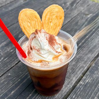 🏍️バイク停めさせて頂きましたので“滝のおみやげ屋さんの併設cafe”にて☕️“コーヒーフロート”を頂きました♪
🩷ハート型の“源氏パイ？”が トッピングされてます😊