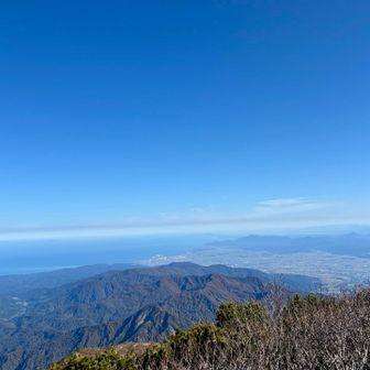 山頂より 🟦🩵🤍
画像ではわからないけど 佐渡島が👀！
すんげぇ〜〜😆もんげぇ〜
右は上越市かな🤔