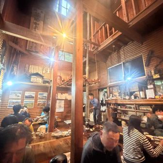 ご飯はこんなスタイルで

お宿な吹き抜けになっていて開放的

　昭和39年に建てられたとのこと