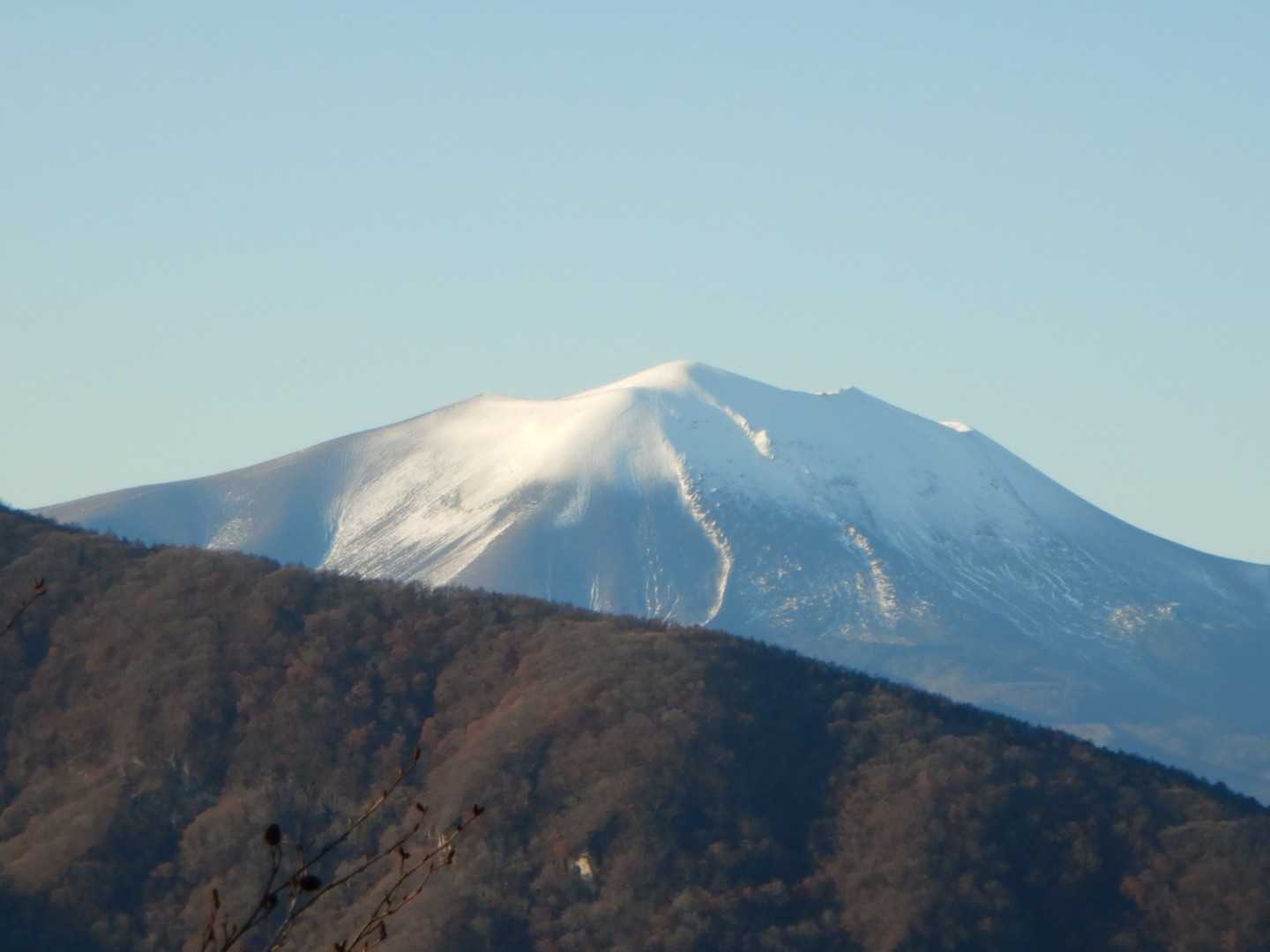 雪を被った浅間山。噴煙は判りませんね。