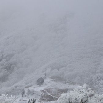 小屋はガスに包まれたまま