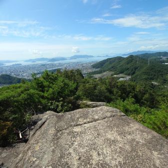 展望岩から眺望　素晴らしい
左下は市街地、写真中央は広島湾の島々　
右側に見える島は日本三景　宮島
そのずっと奥に見える島は周防大島の見える絶景ポイント