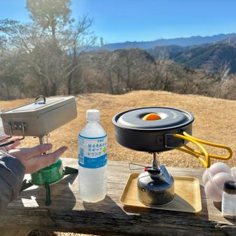 家でオリーブオイルと少しのバターでにんにく、玉ねぎ、ベーコンを炒めてきて
ここでは牛乳200mlコンソメでパスタ茹でて具と絡めて最後生卵、チーズ、ブラックペッパーで仕上げ