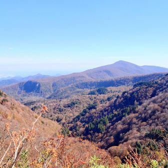 黒森山の奥に北泉ヶ岳…✨