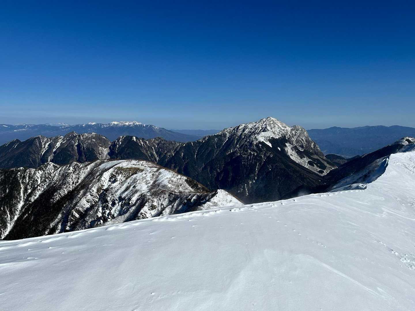 甲斐駒と鋸、奥には八ヶ岳🏔️
風が強すぎて、写真撮るのも一苦労🤳
手袋は耐風手袋とテムレスの2枚重ねでも指の感覚がなくなって来てました😇
