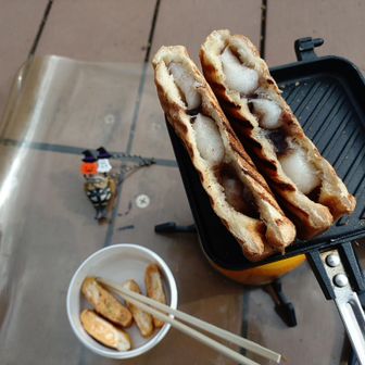 カットして完成(´∀｀*)ｳﾌﾌ
ホットサンド甘々（こしあん団子バター）、
卵焼きしょっぱめ（キムチチーズ卵焼き）！
なので、永久機関の完成である☺️
https://yamap.com/activities/51775485
あんバター白玉ホットサンドハーフ７１０円らしいです🙄