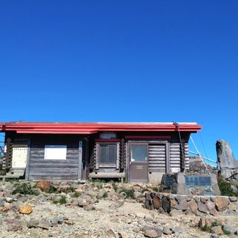 峰の茶屋跡避難小屋へ到着！相変わらず真っ赤な屋根は健在ですね。