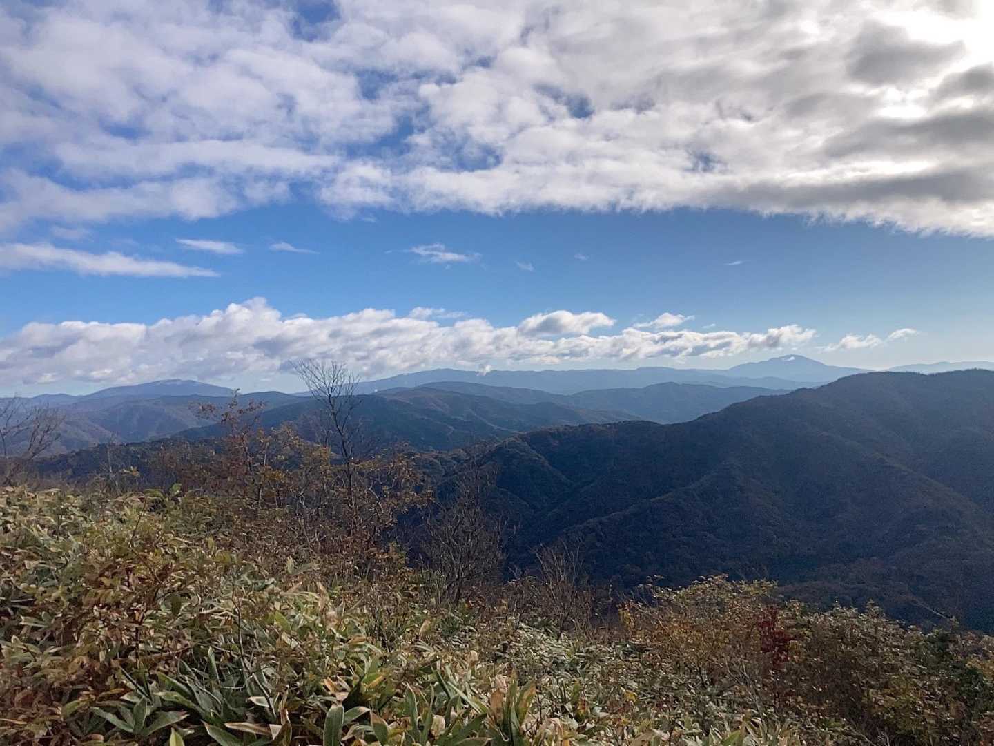 伊吹山(右)、金糞山(中)方面