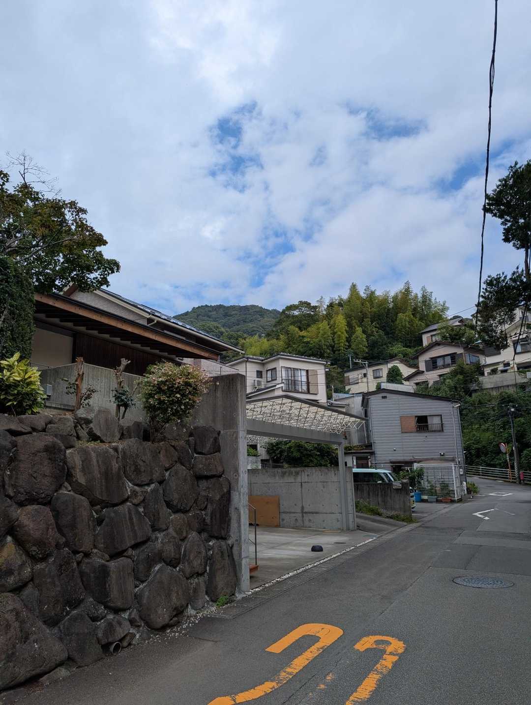 来宮神社から登山開始です。初めはアスファルトの道を歩きます。結構な斜度で体力が削ぎ落とされます…。😩