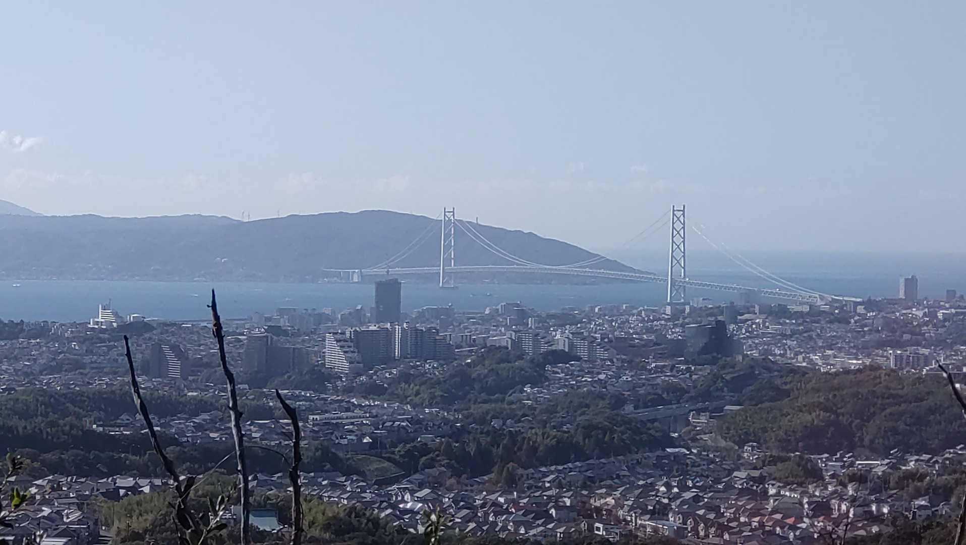 ＜明石海峡大橋＞
　五色塚古墳から眺めるのが、好き。
　ＧＢ３５０で淡路島に渡ったときは、高度感があって風も強く、怖かった。