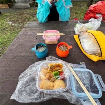 高千穂河原に帰ってきました。
こちらでテーブルをお借りしてランチ。