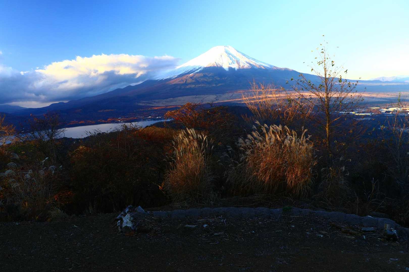 あまりにも多い雲で撮影は無理！と判断。諦めて御正体山に向かう途中、何気なく振り返ってみたら雲が取れ始めてる！青空も出てる！

戻る？先に進んで帰ってきてから撮影する？
悩んだ結果、戻ることに。

これが大正解でした💮