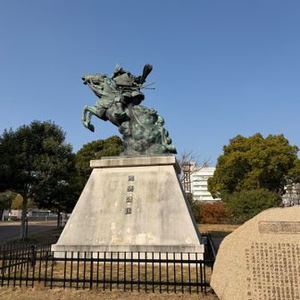 神戸市営地下鉄西神・山手線の湊川駅からスタートして🐾 湊川公園にやってきました🌳

これは、その公園にある "大楠公像" です。大楠公というのは、あの楠木正成のことですね。