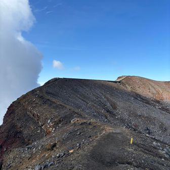 この辺で迷子のイーロン＠台湾🇹🇼と出会う、つたない英語で会話した結果、一緒に降りてあげて阿蘇駅へ送ってあげることにした