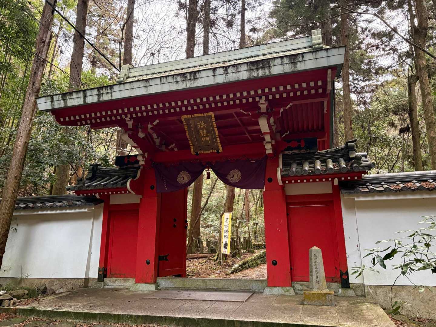 瑞龍門。山門に当たる門でしょうか？少し唐風の造りですね。ここから先は霊域です。