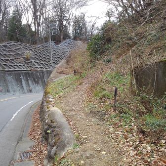 道路横断して取り付き