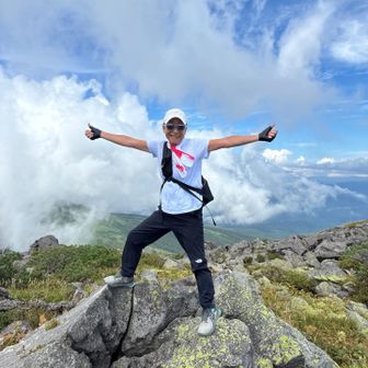 北峰ピーク🤙硫黄の匂いします

分岐からの北峰は岩の間の踏み跡を探しながら、わかりづらいのでYAMAPルート確認！