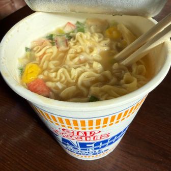 七丈小屋に戻ってカップラーメン