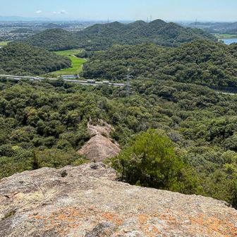 太陽に照らされ岩が熱い。岩肌はオレンジ、黄の色(地衣類の色)がついており紅山の由来だとか。