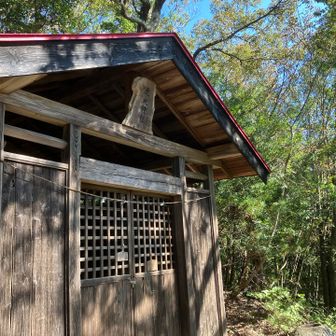 下山は虎丸山を経由して、元の登山口に戻る。
山の中としては立派な社。
